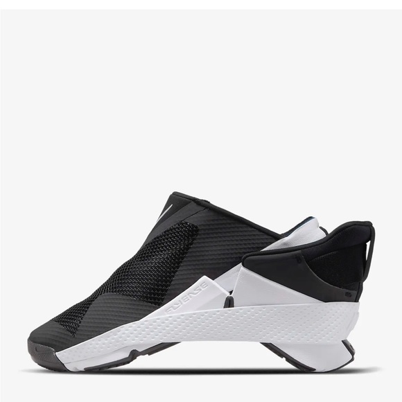 Nike Go FlyEase Size 8 Black and white Like new condition . - Picture 4 of 4
